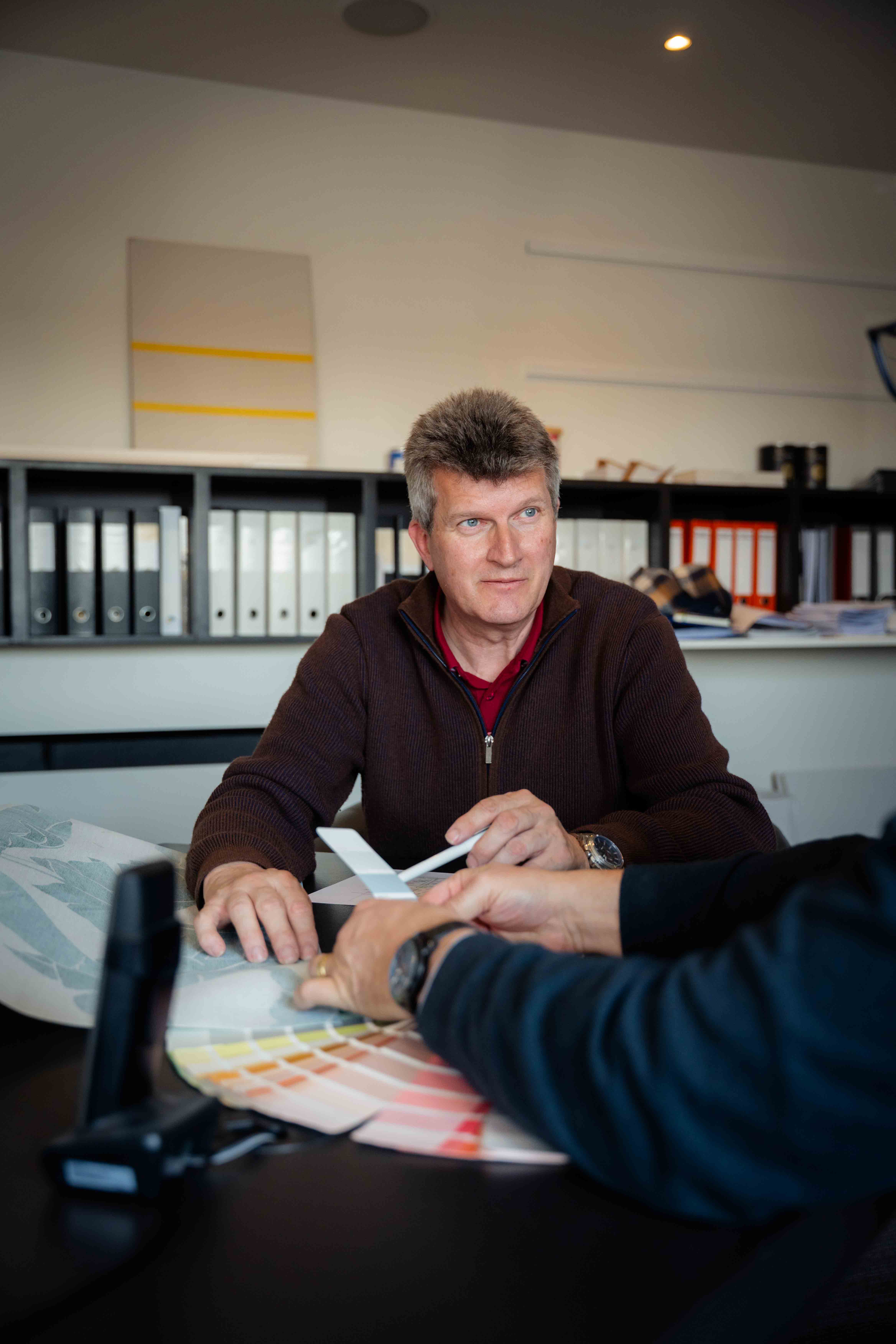 Boveco bureau — klantgesprek met plan en kleurenwaaier